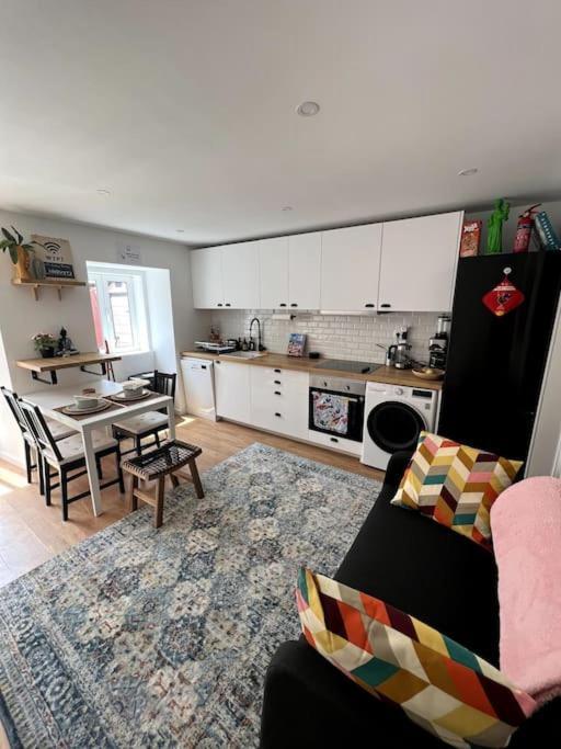 Apartment Luxury Artistic Digital Nomad Getaway W/ Terrace