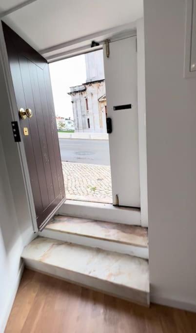Luxury Artistic Digital Nomad Getaway W/ Terrace Apartment *